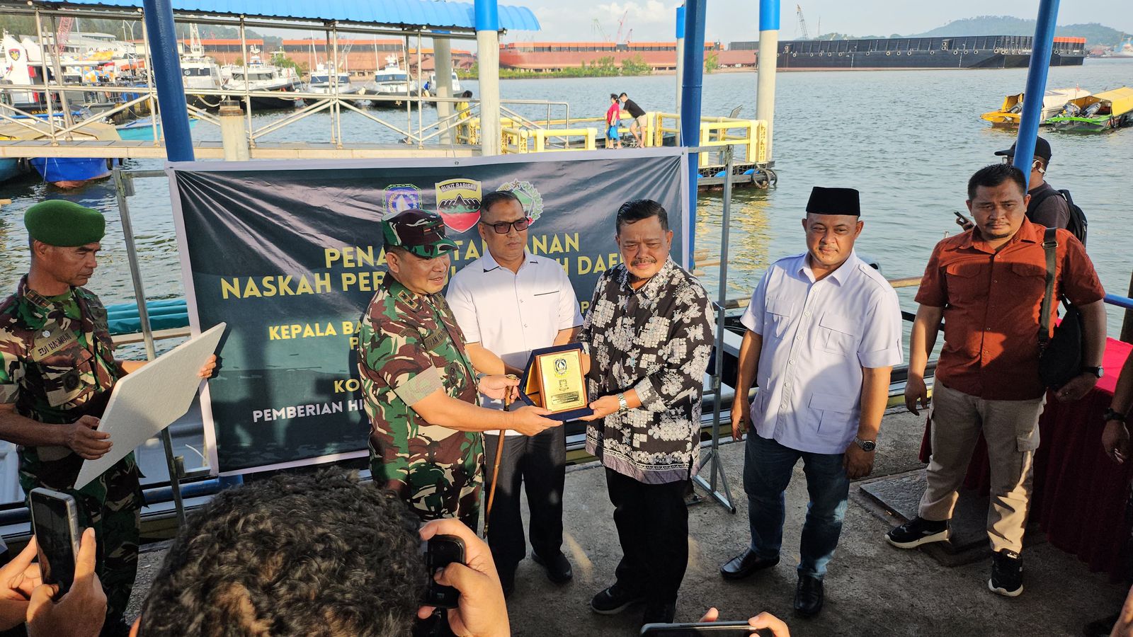Wagub Nyanyang Serahkan Hibah Boat Pancung ke Kodim 0316 Batam