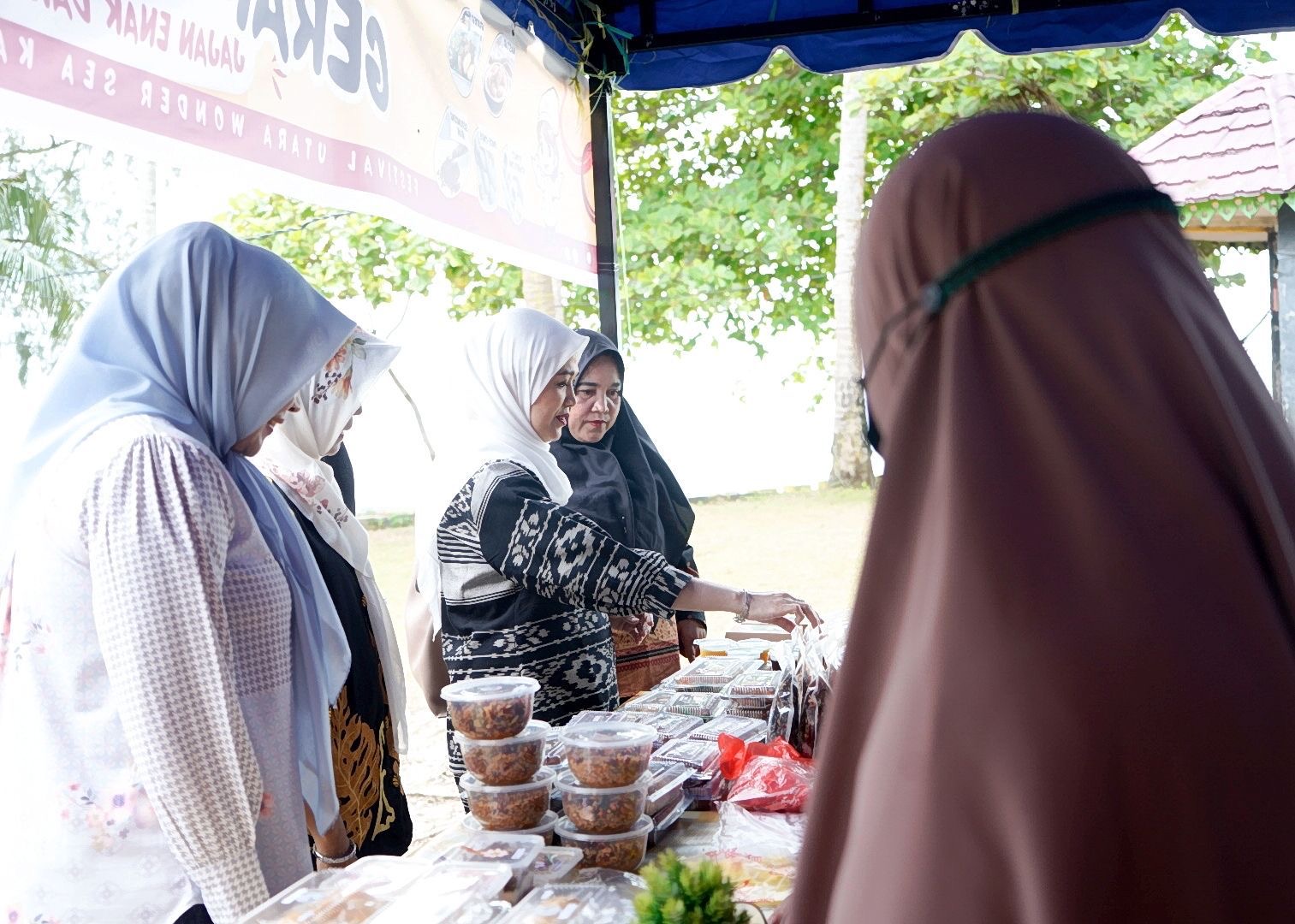 Nenny Nyanyang Buka Wondersea  Kampung Bugis Party