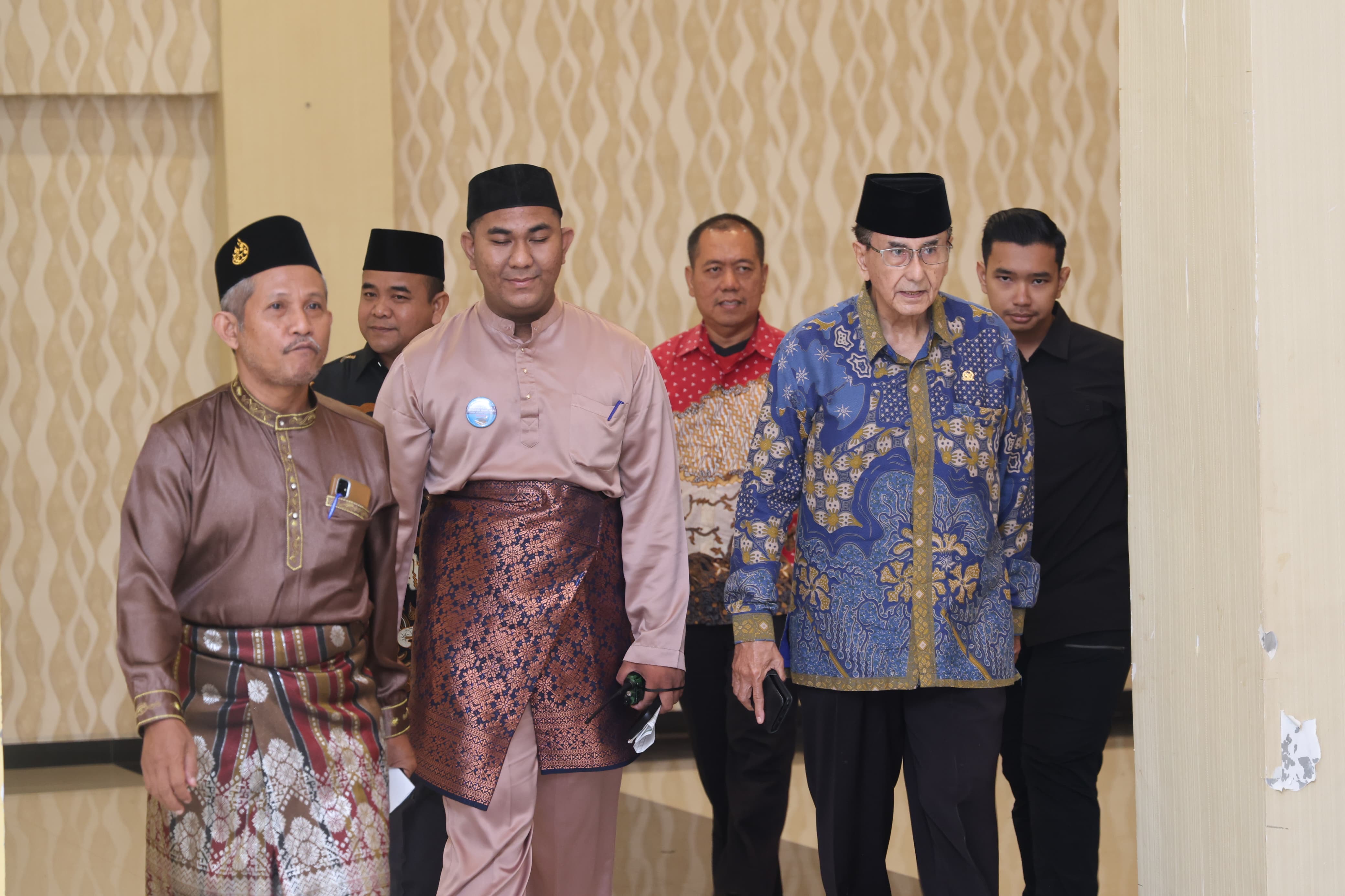 Hadiri Wisuda STISIPOL Raja Haji, Gubernur Ansar Tekankan Pentingnya SDM Adaptif