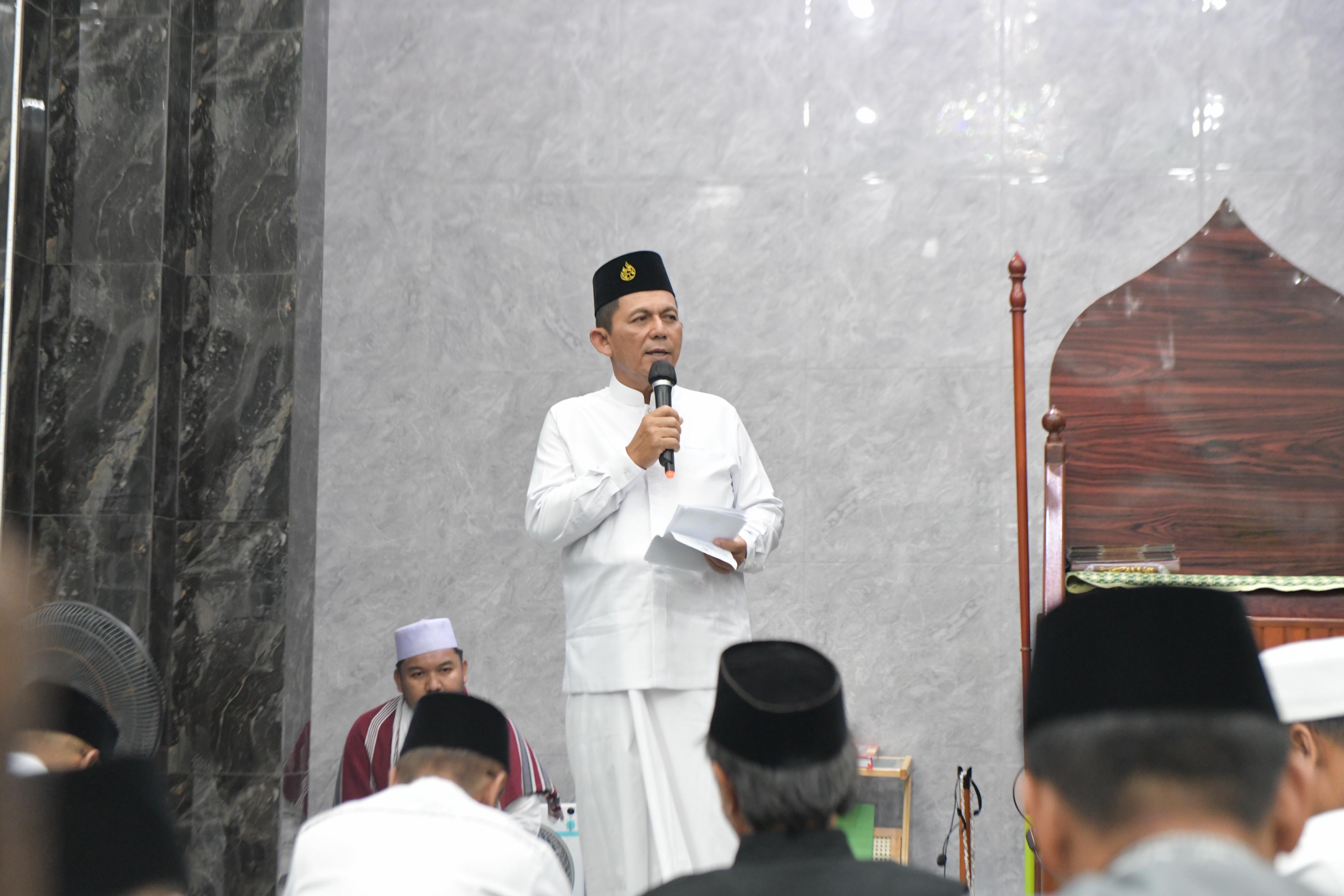 Gubernur Ansar dan Wagub Nyanyang Safari Ramadan di Lingga, Serahkan Bantuan CSR Rp15 Juta untuk Dua Masjid