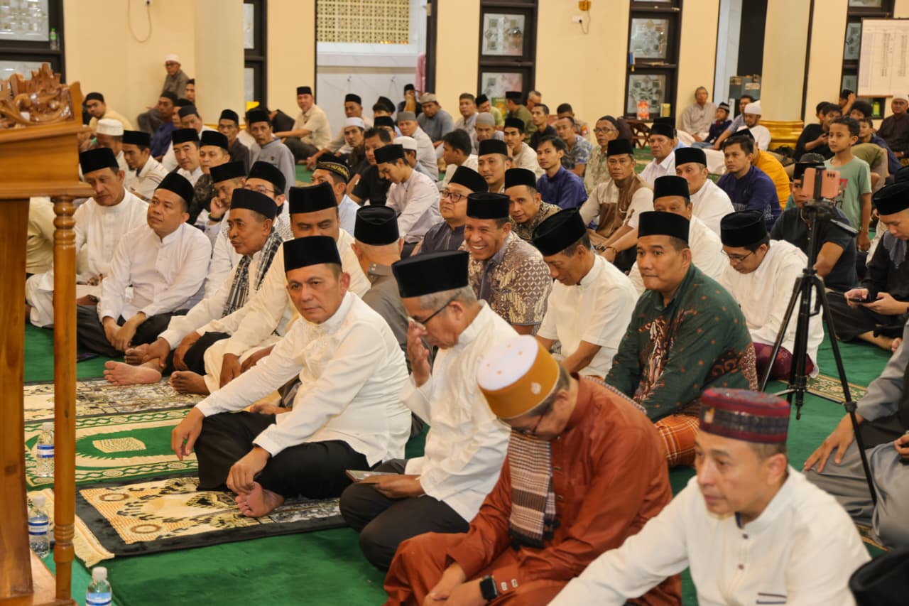 Safari Ramadan di Masjid Al Uswah, Gubernur Ansar  Serahkan Bantuan dan Paparkan Program Pembangunan Kepri