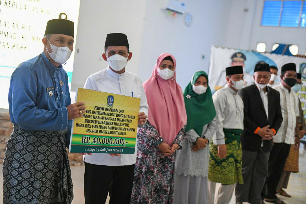 Gubernur Ansar Serahkan Bantuan Hibah Keagaaman &amp;  SK PTK Non ASN di Kabupaten Lingga