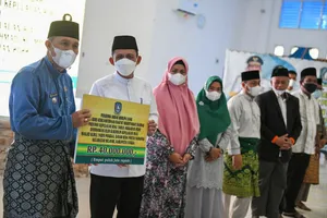 Gubernur Ansar Serahkan Bantuan Hibah Keagaaman &amp;  SK PTK Non ASN di Kabupaten Lingga
