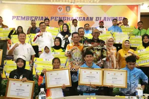Gubernur Ansar Serahkan Penghargaan dan Bantuan Dana Pelatihan kepada Atlet dan Pelatih Berprestasi