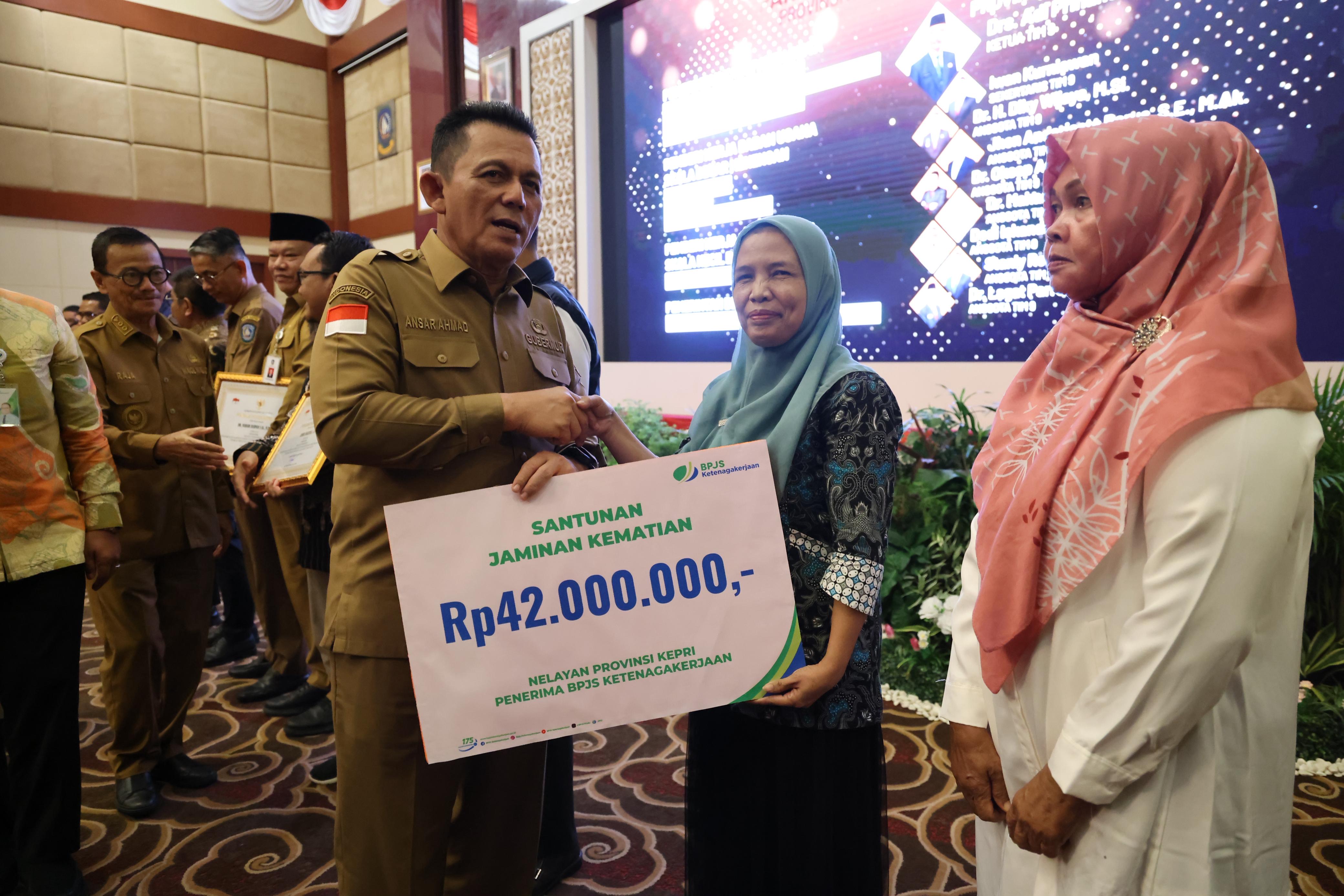 Gubernur Ansar Ahmad Serahkan Paritrana Award 2025: Dorong Perlindungan Sosial Bagi Pekerja Rentan di Kepri