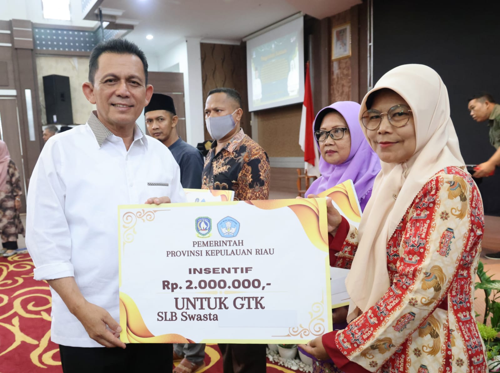 Gubernur Ansar Serahkan Bantuan Insentif Berbagai Komponen Masyarakat di Kabupaten Karimun