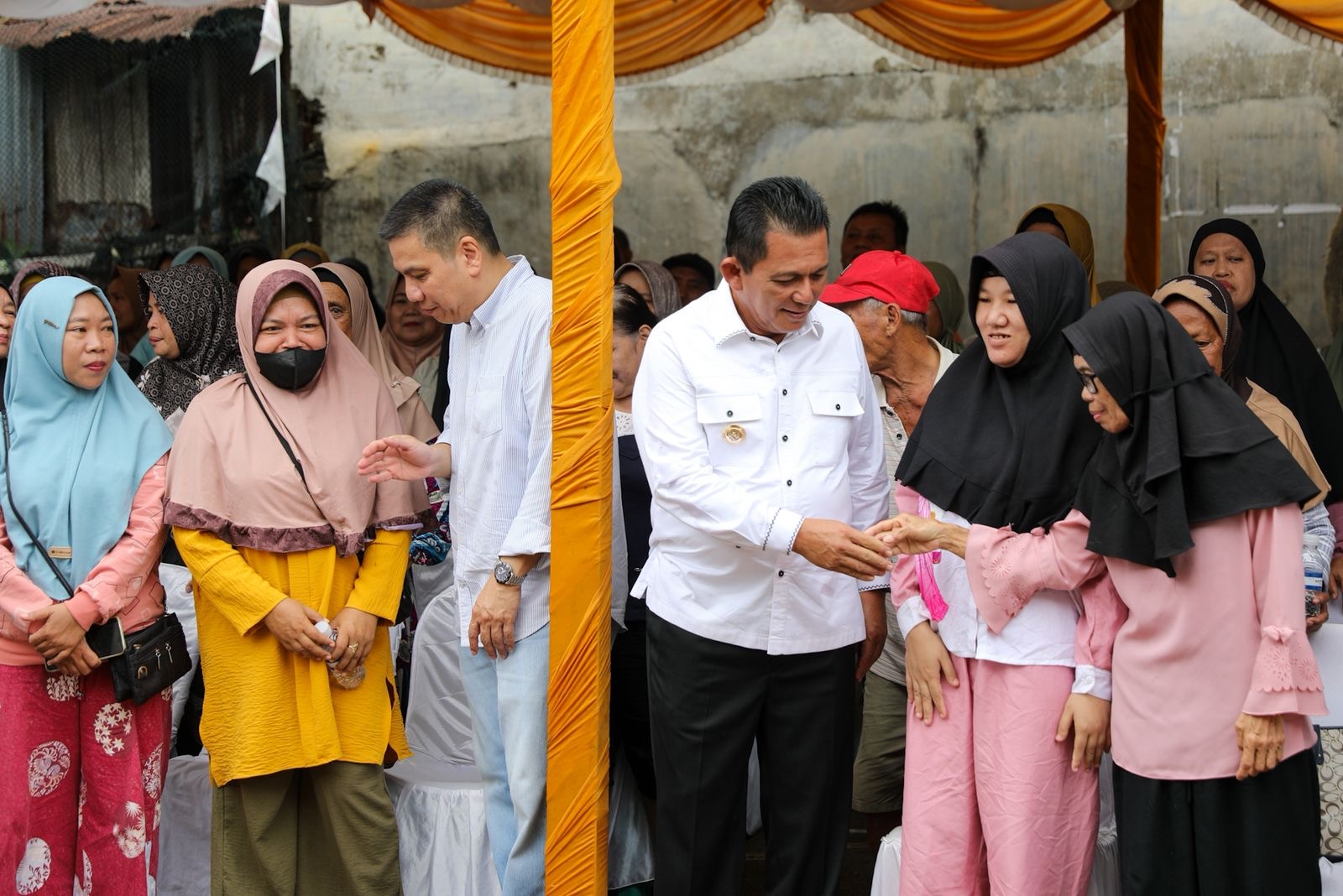 Gubernur Ansar Serahkan 2000 Paket Sembako Tahap II di Kota Tanjungpinang