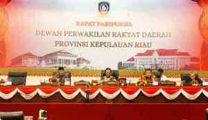 Sekdaprov Adi Dengarkan Pandum Fraksi DPRD Kepri terhadap Nota Keuangan dan Ranperda APBD Kepri 2024