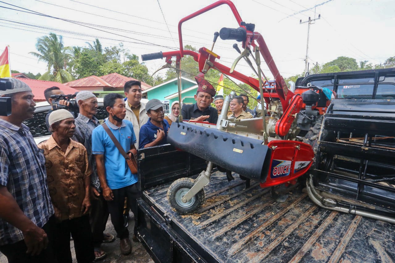 Serahkan Bantuan Kepada Poktan Bintan, Gubernur Ansar Ajak Masyarakat Ikut Kendalikan Inflasi