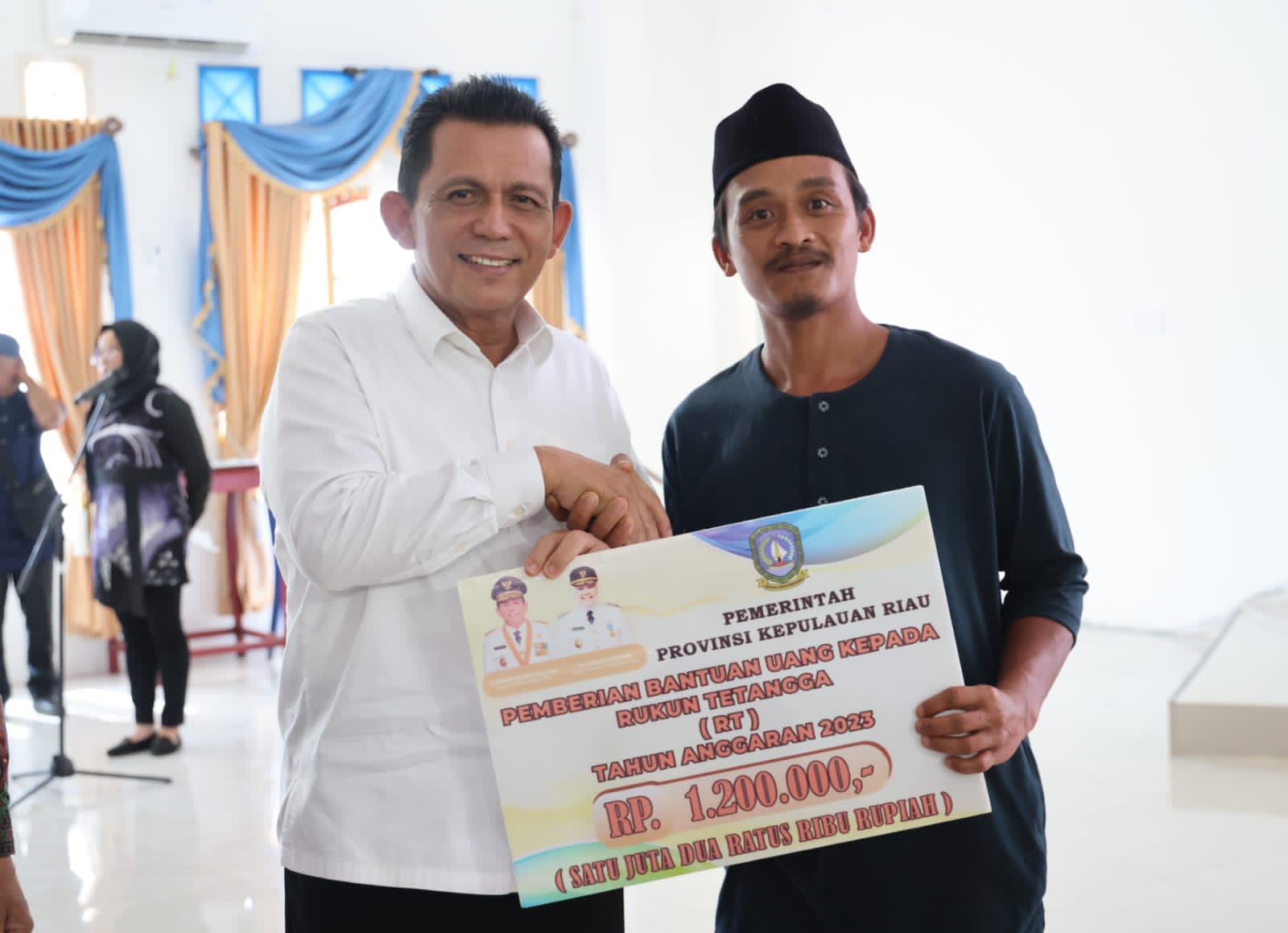 189 RT dan 87 RW di Daik Lingga Terima Bantuan Insentif dari Gubernur Ansar