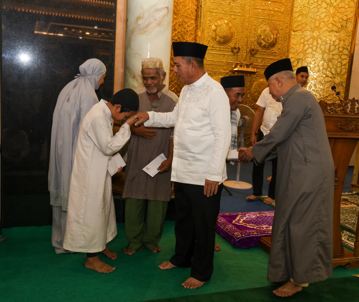 Safari Ramadan di Masjid Al Uswah, Gubernur Ansar  Serahkan Bantuan dan Paparkan Program Pembangunan Kepri