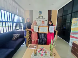 RESMI..... Penyerahan Akta Notaris Koperasi Konsumen Segak Bermarwah UPTD Instalasi Farmasi Dinas Kesehatan Provinsi Kepulauan Riau