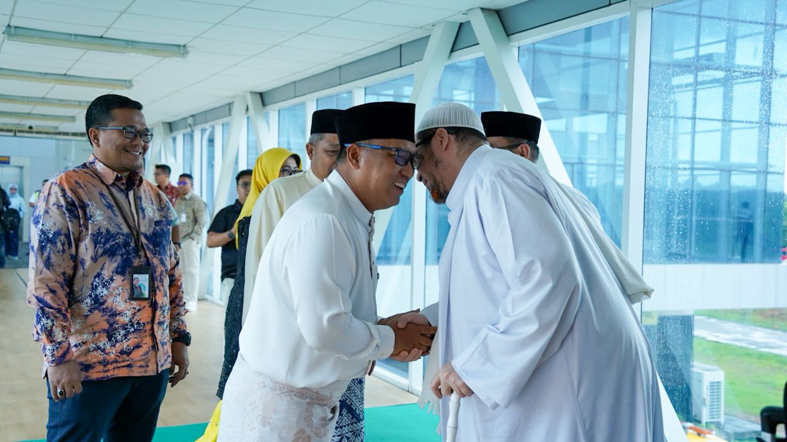 Wagub Nyanyang Dampingi Habib Jindan Jadi Khatib Sholat Jumat di Masjid Alhikmah Tanjungpinang