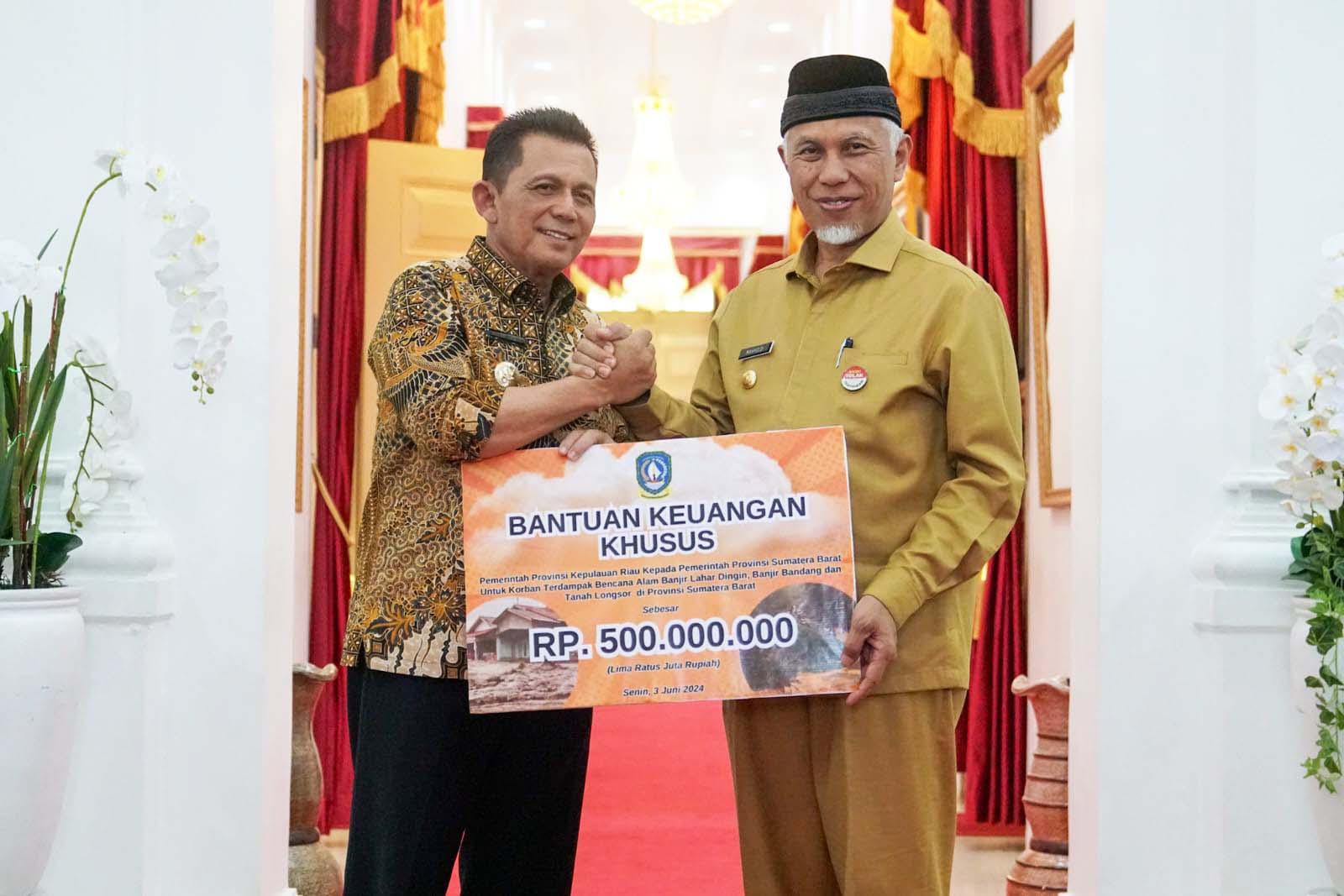 Gubernur Ansar Bawa Bantuan Rp939 Juta untuk Korban Banjir Bandang Sumbar