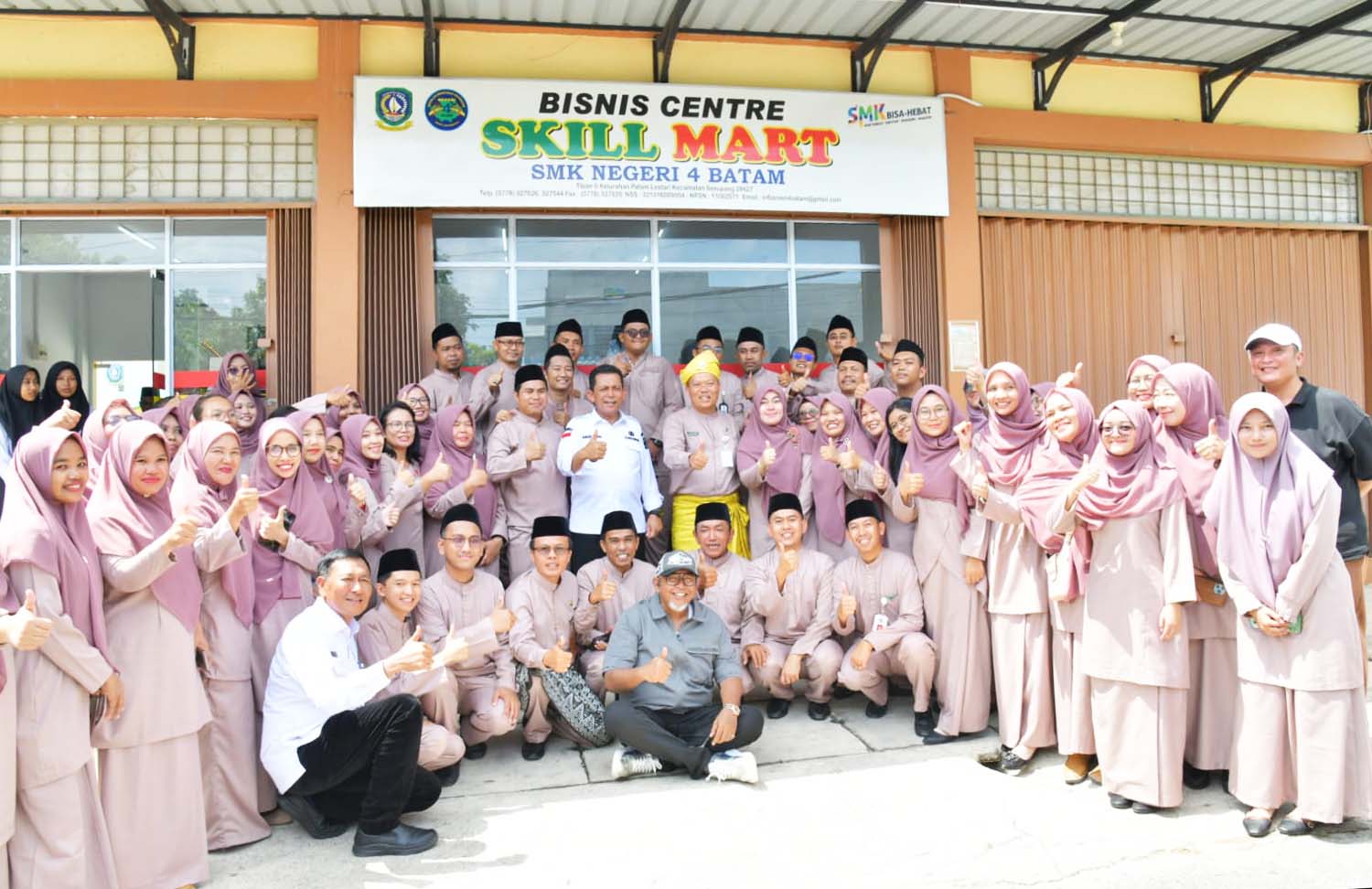 Berkunjung ke SMKN 4 Batam, Gubernur Ansar Motivasi Siswa & Resmikan Skill Mart
