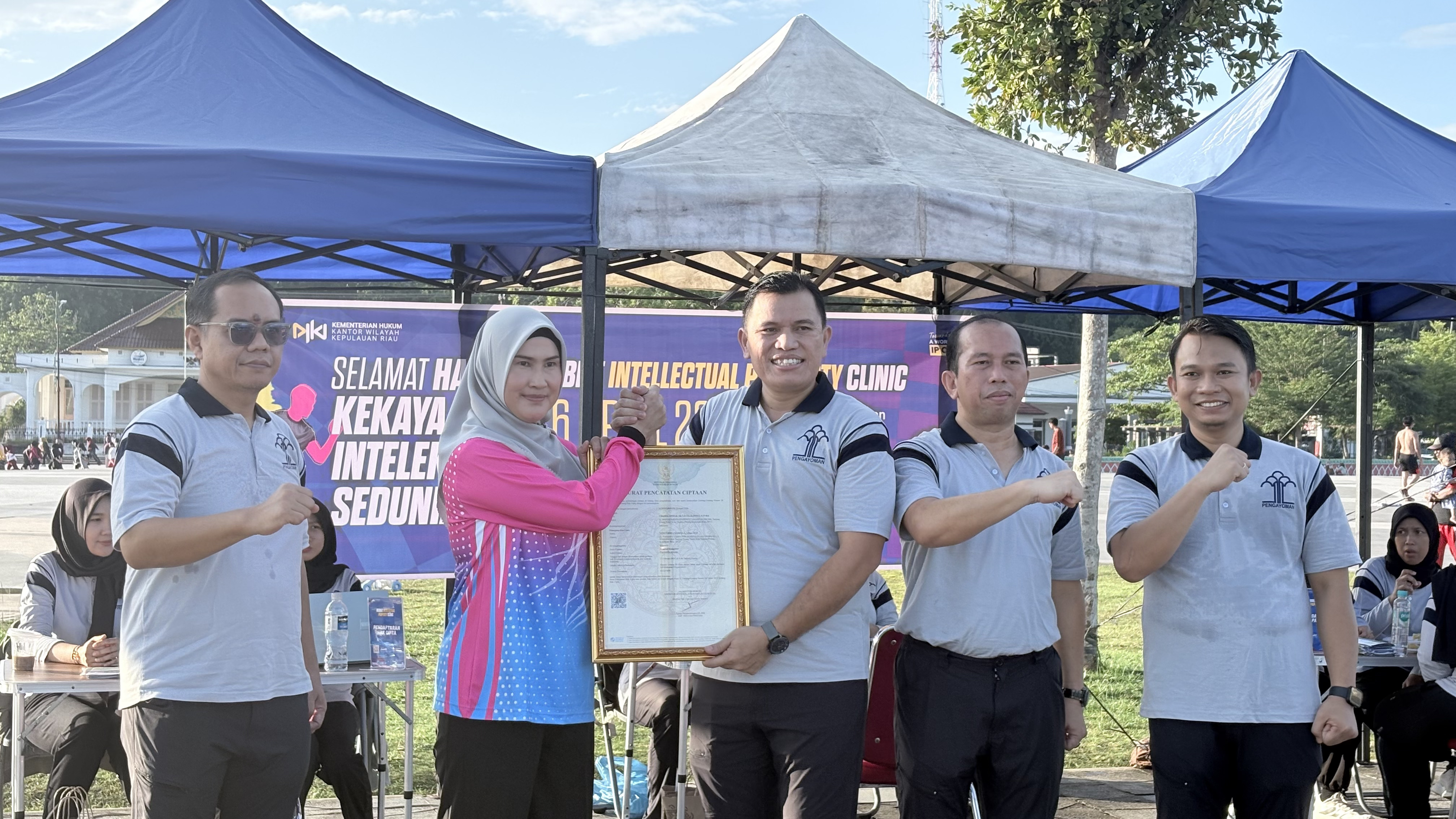 Kepala BKD dan KORPRI Terima Sertifikat HAKI Talenta Kepri Bertepatan Hari Kekayaan Intelektual