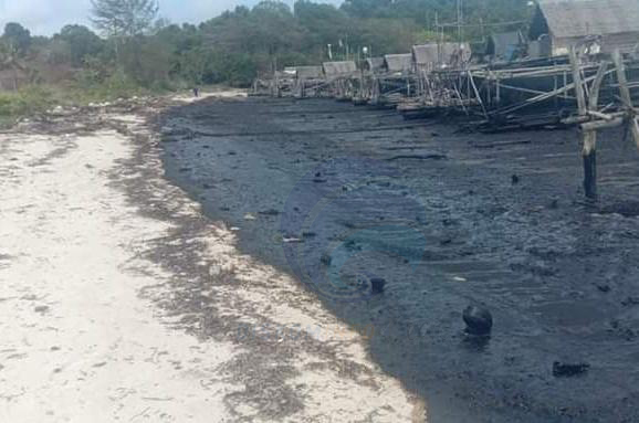 Limbah Minyak Hitam Cemari Pantai Bintan