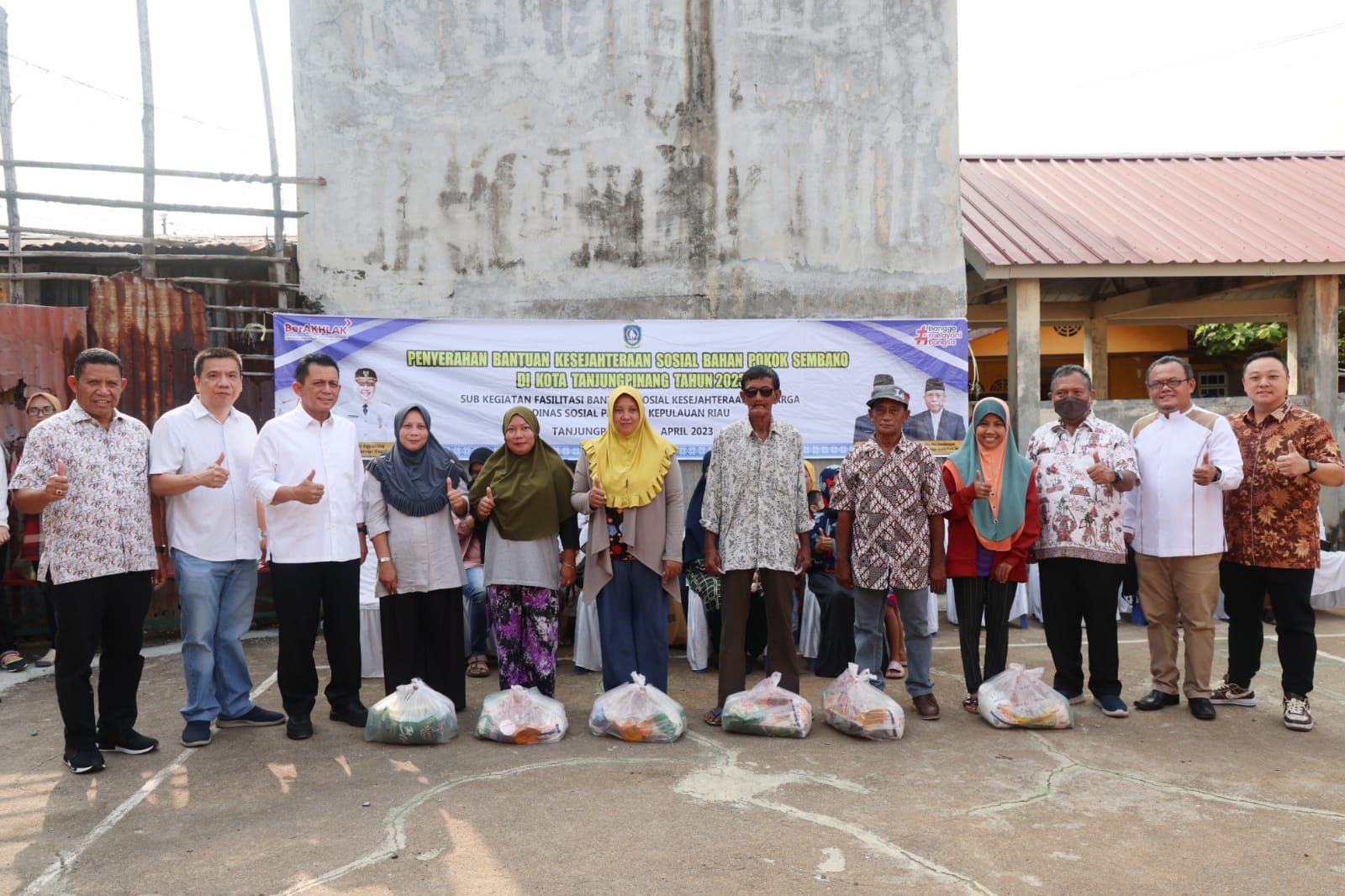 Gubernur Ansar Serahkan Bantuan Sosial Untuk Warga Tanjung Unggat