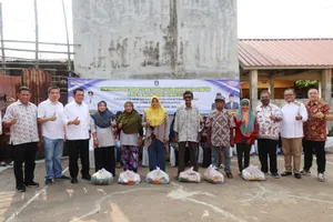 Gubernur Ansar Serahkan Bantuan Sosial Untuk Warga Tanjung Unggat