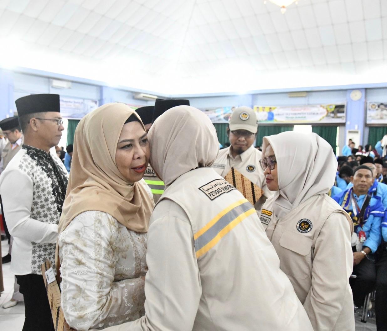Gubernur Ansar Lepas Kloter Pertama Haji, Pesan Jaga Kesehatan dan Nama Baik Daerah