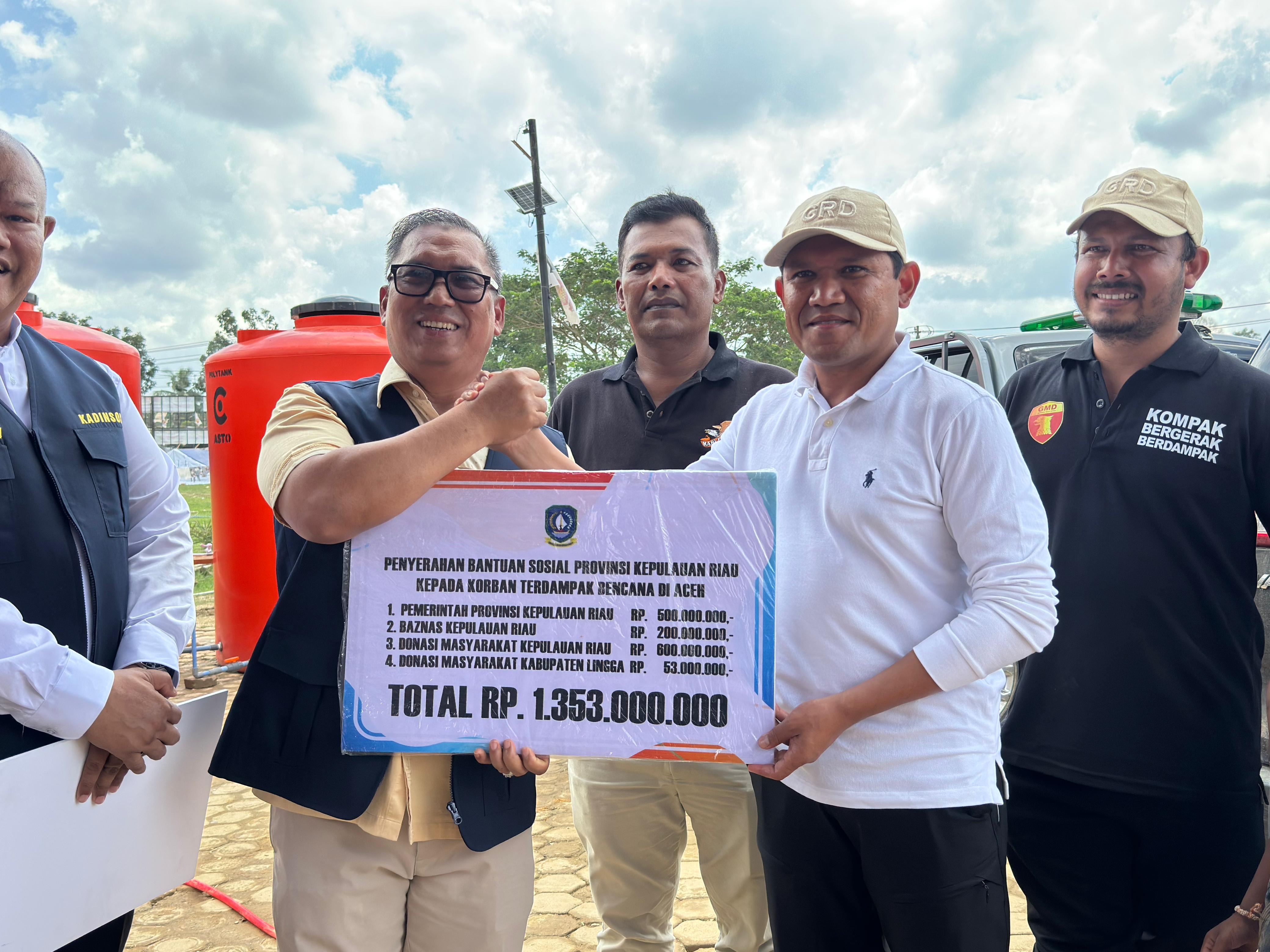 Melalui Kepri Peduli, Wagub Nyanyang Serahkan Bantuan Rp1,353 Miliar untuk Korban Banjir Bandang Aceh
