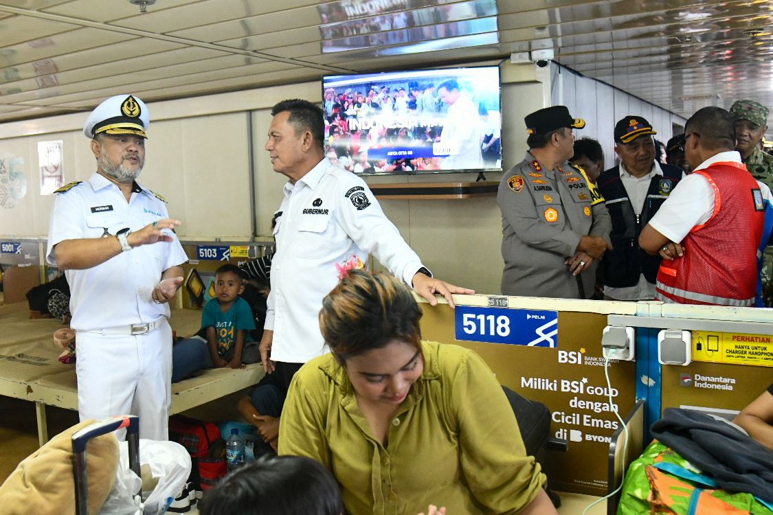 Gubernur Ansar Tinjau Pemudik KM Kelud Tujuan Belawan di Pelabuhan Batu Ampar Batam