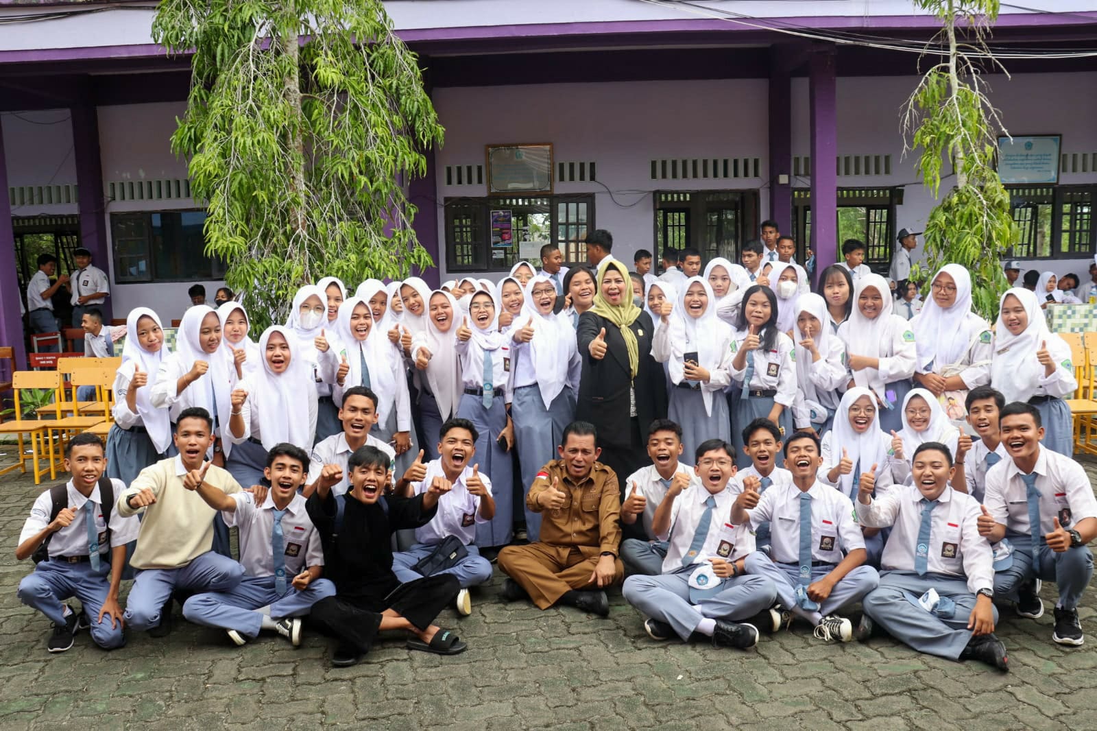 Kunjungi SMAN 1 Kijang, Ansar Beri Motivasi Siswa & Meresmikan Rumdin Guru