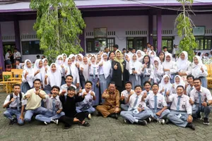 Kunjungi SMAN 1 Kijang, Ansar Beri Motivasi Siswa & Meresmikan Rumdin Guru