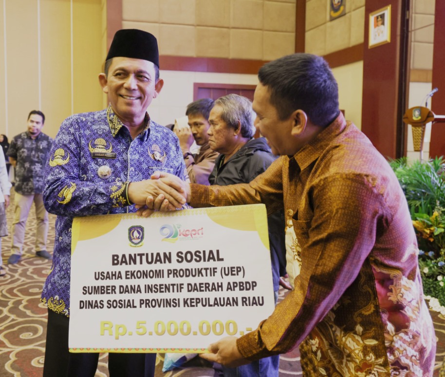 Gubernur Ansar Serahkan Bantuan Sosial UEP dan Beras kepada Masyarakat Tanjungpinang dan Bintan