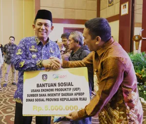 Gubernur Ansar Serahkan Bantuan Sosial UEP dan Beras kepada Masyarakat Tanjungpinang dan Bintan