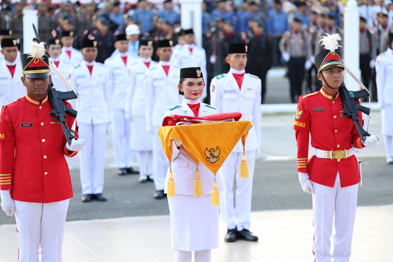Khidmat dan Penuh Makna, Wagub Nyanyang Pimpin Upacara Penurunan Bendera HUT ke-80 RI di Kepri