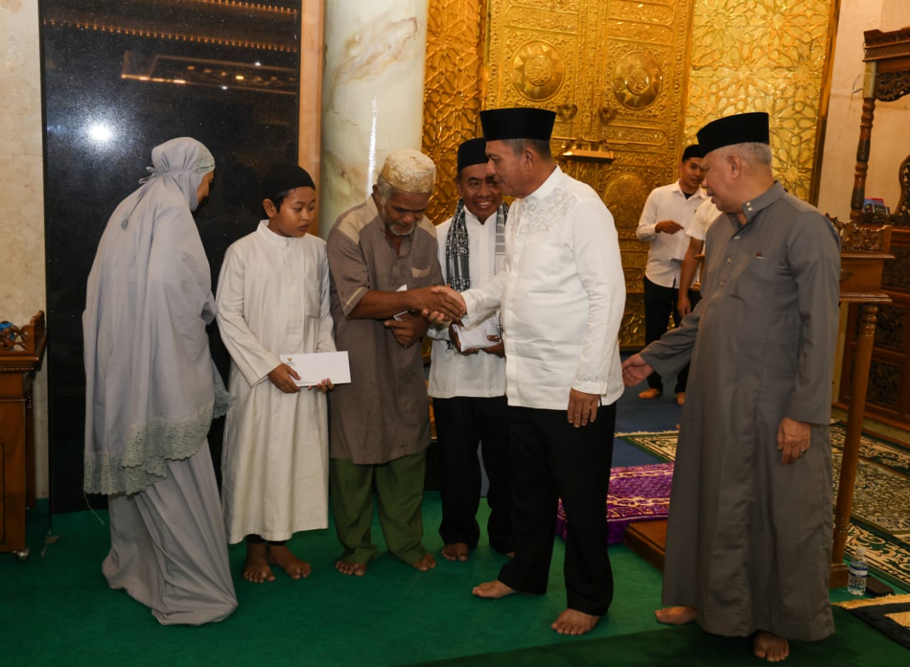 Safari Ramadan di Masjid Al Uswah, Gubernur Ansar  Serahkan Bantuan dan Paparkan Program Pembangunan Kepri
