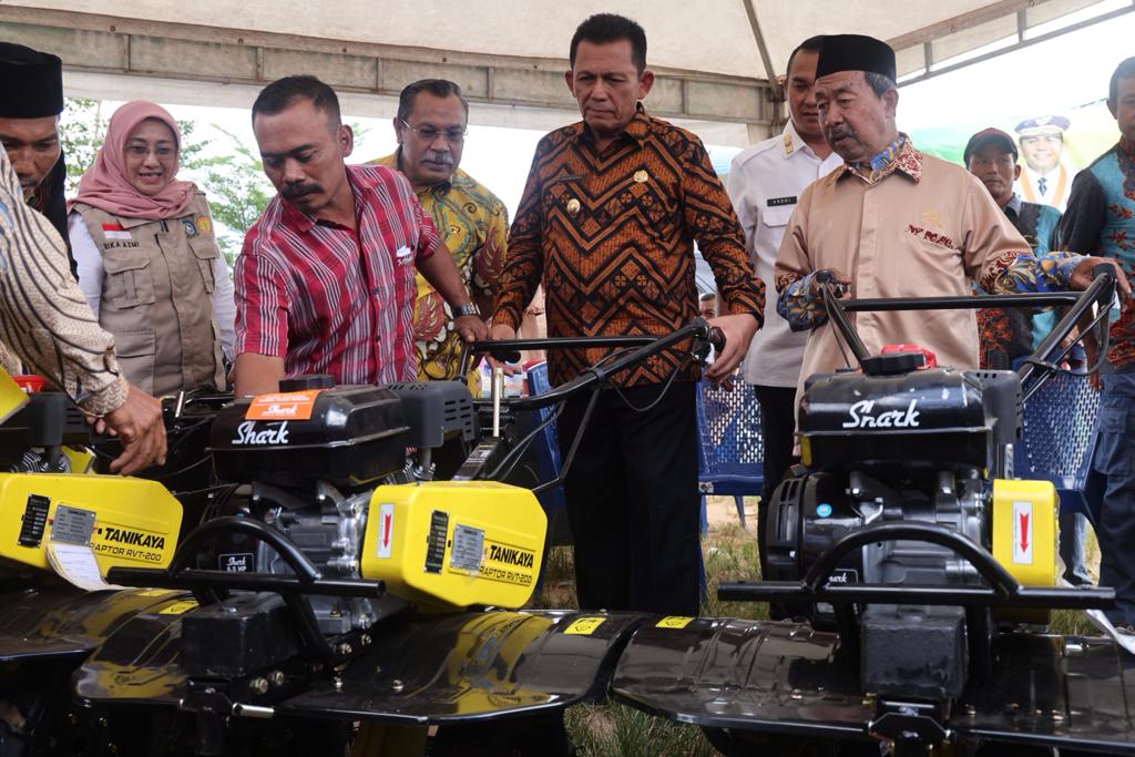 Gubernur Ansar Serahkan Bantuan Alat Pertanian di Tembesi Kota Batam