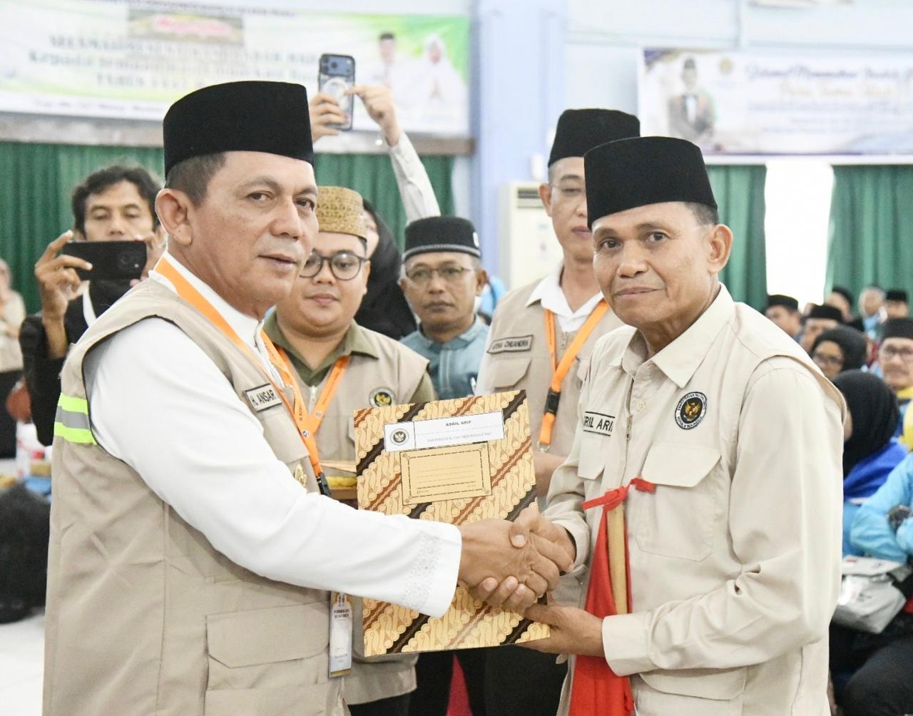 Gubernur Ansar Lepas Kloter Pertama Haji, Pesan Jaga Kesehatan dan Nama Baik Daerah