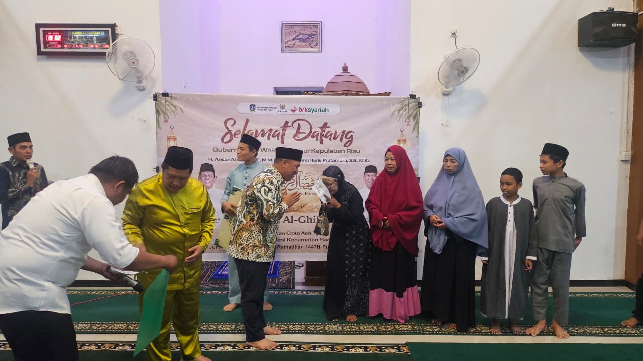 Di Masjid Al-Ghifari dan Mukhtarul Arifin, Wagub Nyanyang Ajak Warga Batam Doakan Kemajuan Kepri