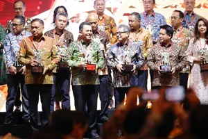 Gubernur Ansar Bersama 4 Gubernur Lainnya Terima Penghargaan BI Awards 2022