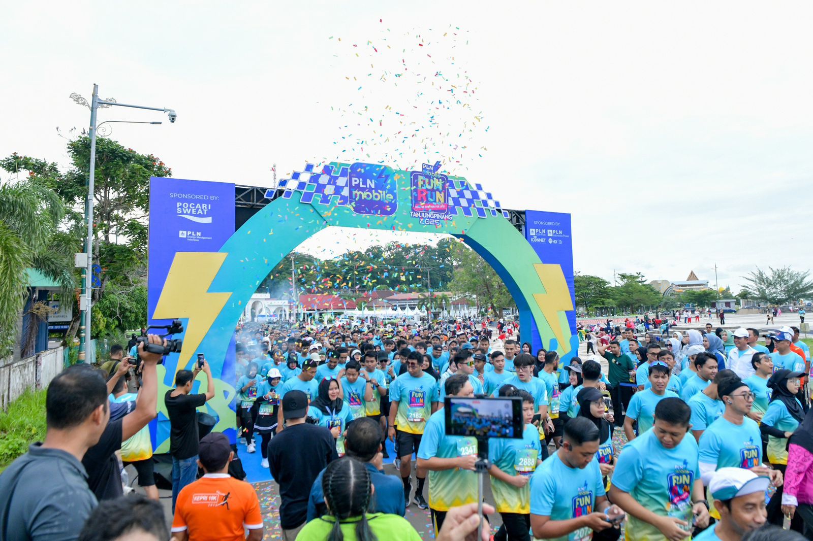 Ribuan Peserta Meriahkan PLN Mobile Fun Run 2025, Gubernur Ansar Lepas Start dari Tugu Sirih