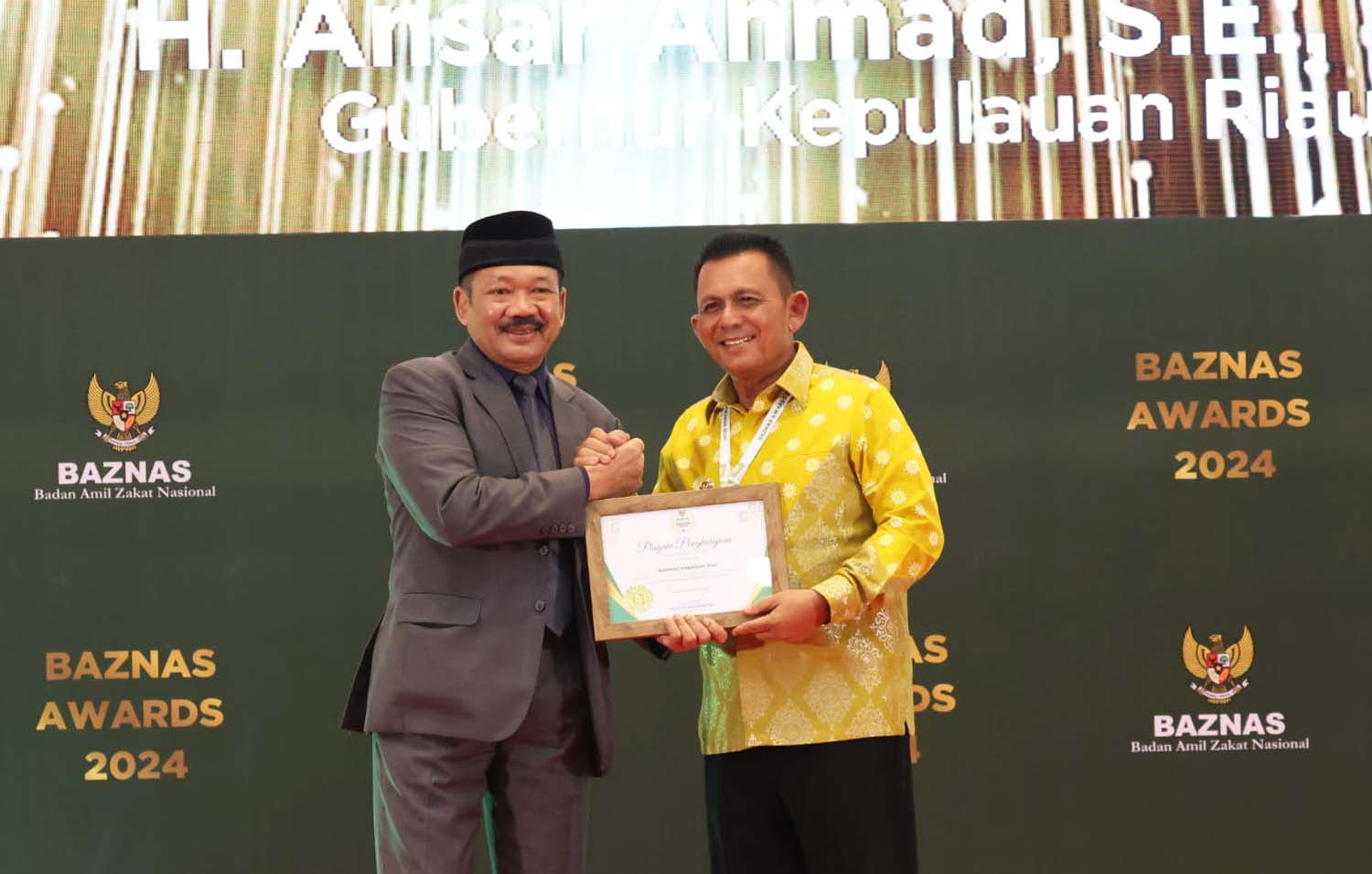 Gubernur Ansar Terima Anugerah Baznas Award 2024