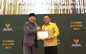 Gubernur Ansar Terima Anugerah Baznas Award 2024