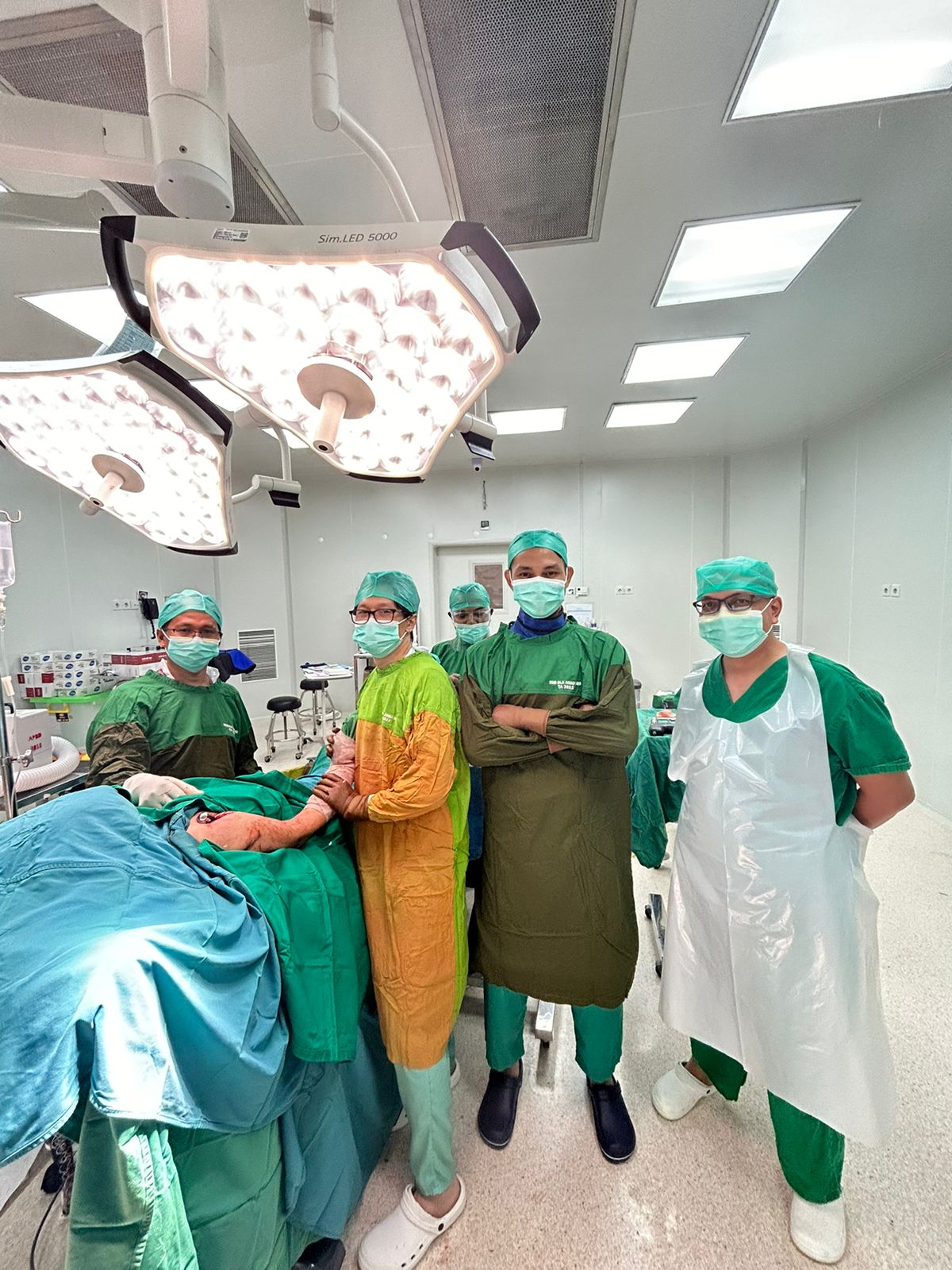 Operasi Perdana Shoulder Hemiarthroplasty Sukses Dilakukan dr. C Rayhan Cein di RSUD Raja Ahmad Tabib