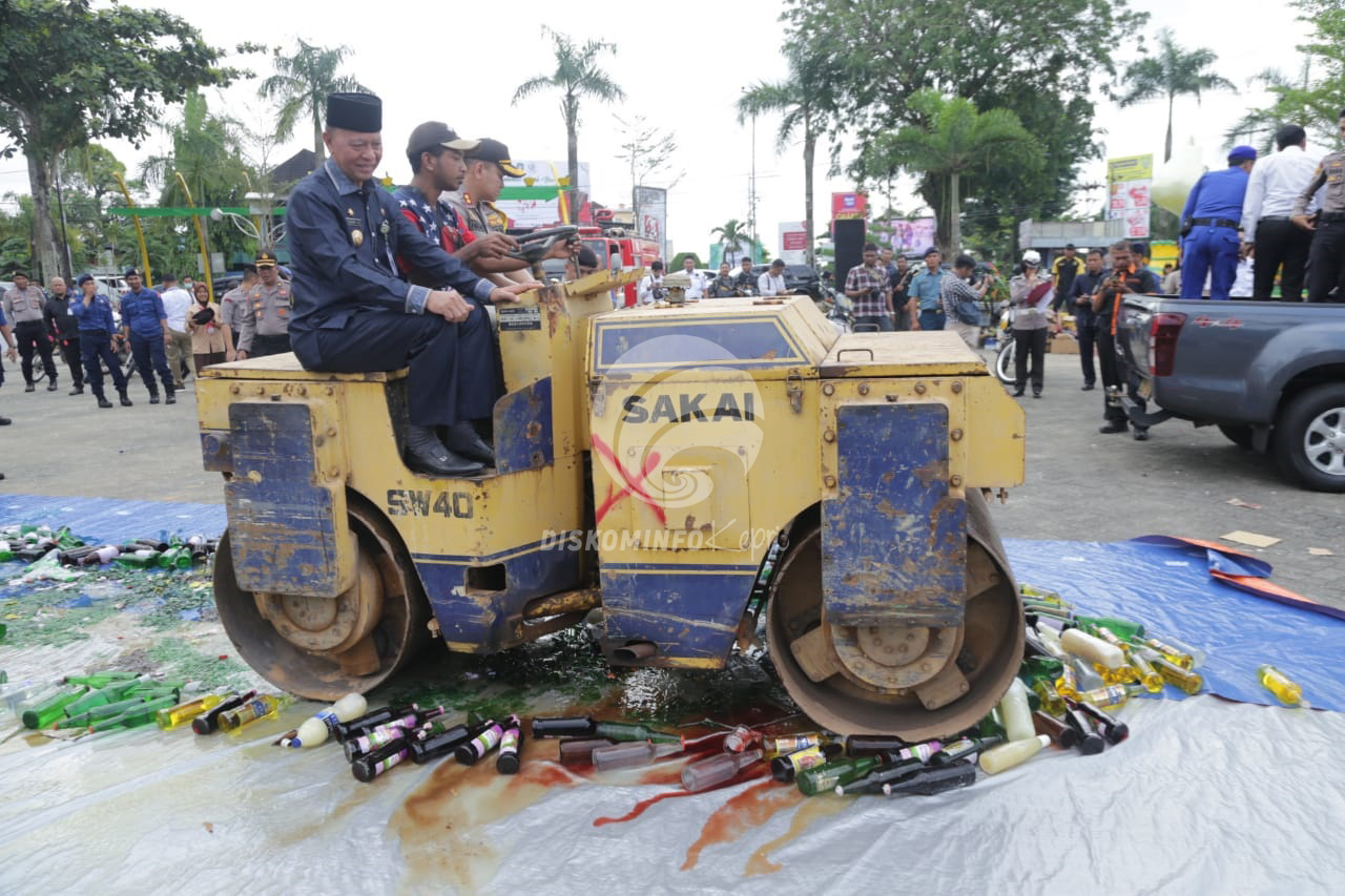 Musnahkan Mikol, Wako Tanjungpinang Dan Kapolres Naik Tendem Roller