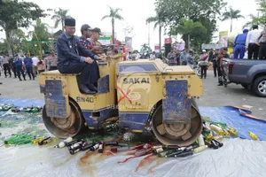 Musnahkan Mikol, Wako Tanjungpinang Dan Kapolres Naik Tendem Roller