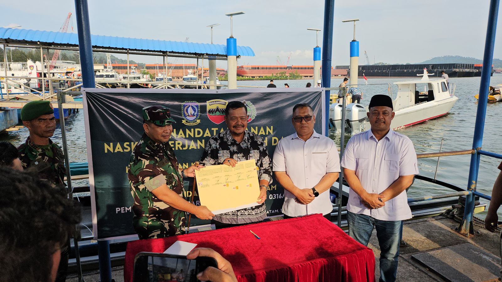Wagub Nyanyang Serahkan Hibah Boat Pancung ke Kodim 0316 Batam