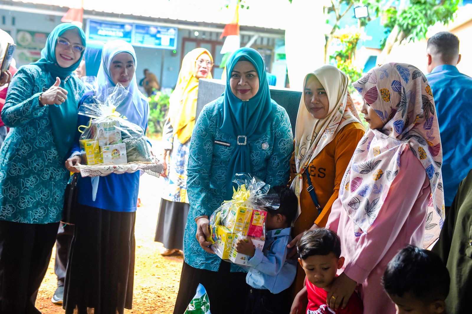 Ketua TP-PKK Kepri Dewi Kumalasari Ansar Serahkan Paket Pencegahan Stunting di Kampung KB Abyaksa
