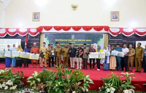 Gubernur Ansar  Serahkan Bantuan Pendidikan dan Keagamaan untuk Masyarakat Karimun