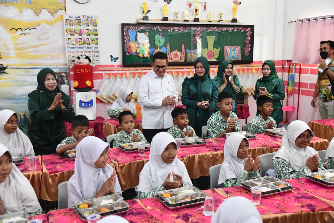 Gubernur Ansar Dampingi Mendag RI Budi Santoso Tinjau Siswa Penerima Manfaat MBG di Sekolah Ibnu Sina Batam