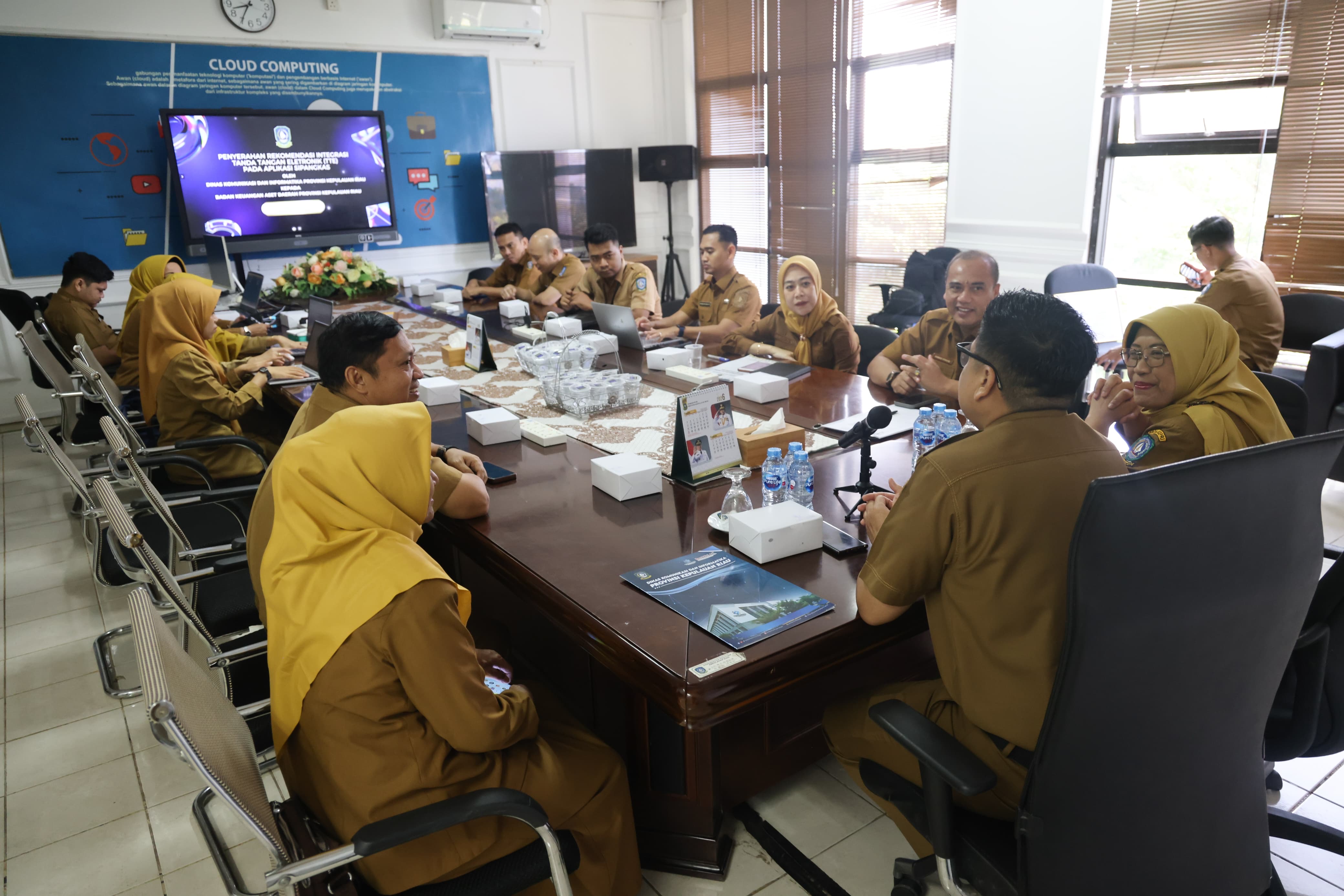Dorong Transparansi Anggaran, Diskominfo Kepri Serahkan Rekomendasi Integrasi TTE SIPANGKAS ke BKAD