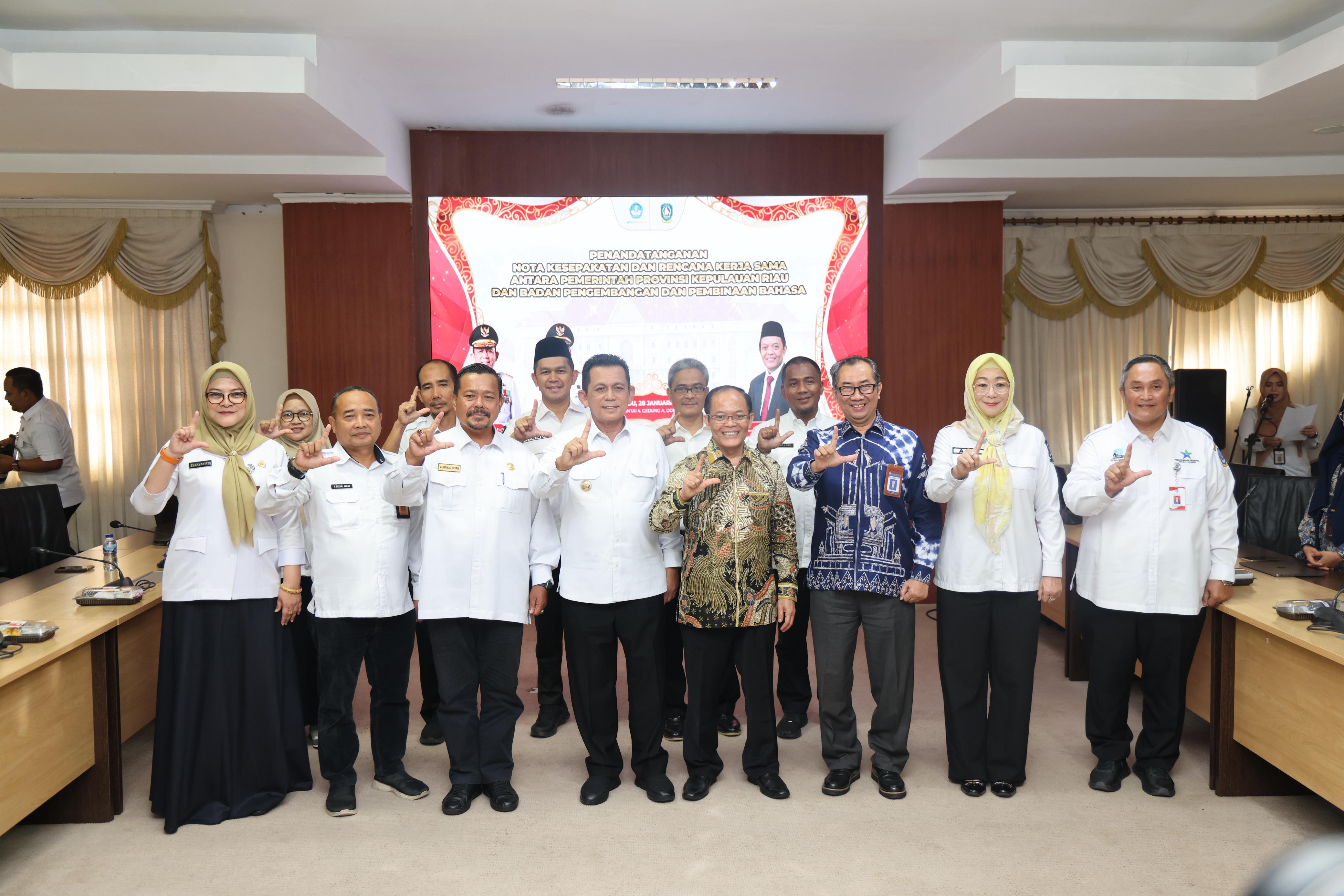Gubernur Ansar Teken Nota Kesepakatan Penguatan Penggunaan Bahasa Indonesia di Kepri