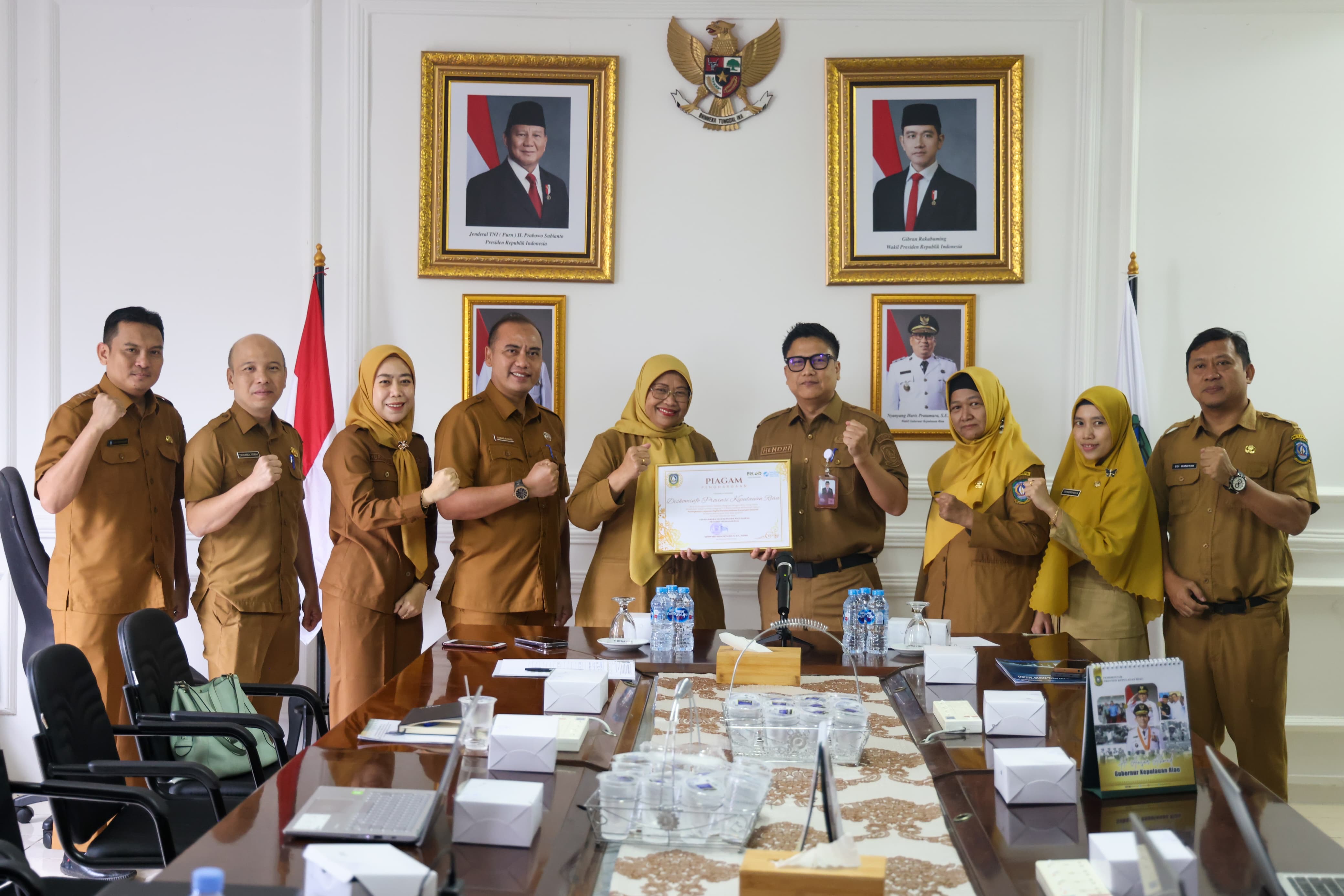 Dorong Transparansi Anggaran, Diskominfo Kepri Serahkan Rekomendasi Integrasi TTE SIPANGKAS ke BKAD