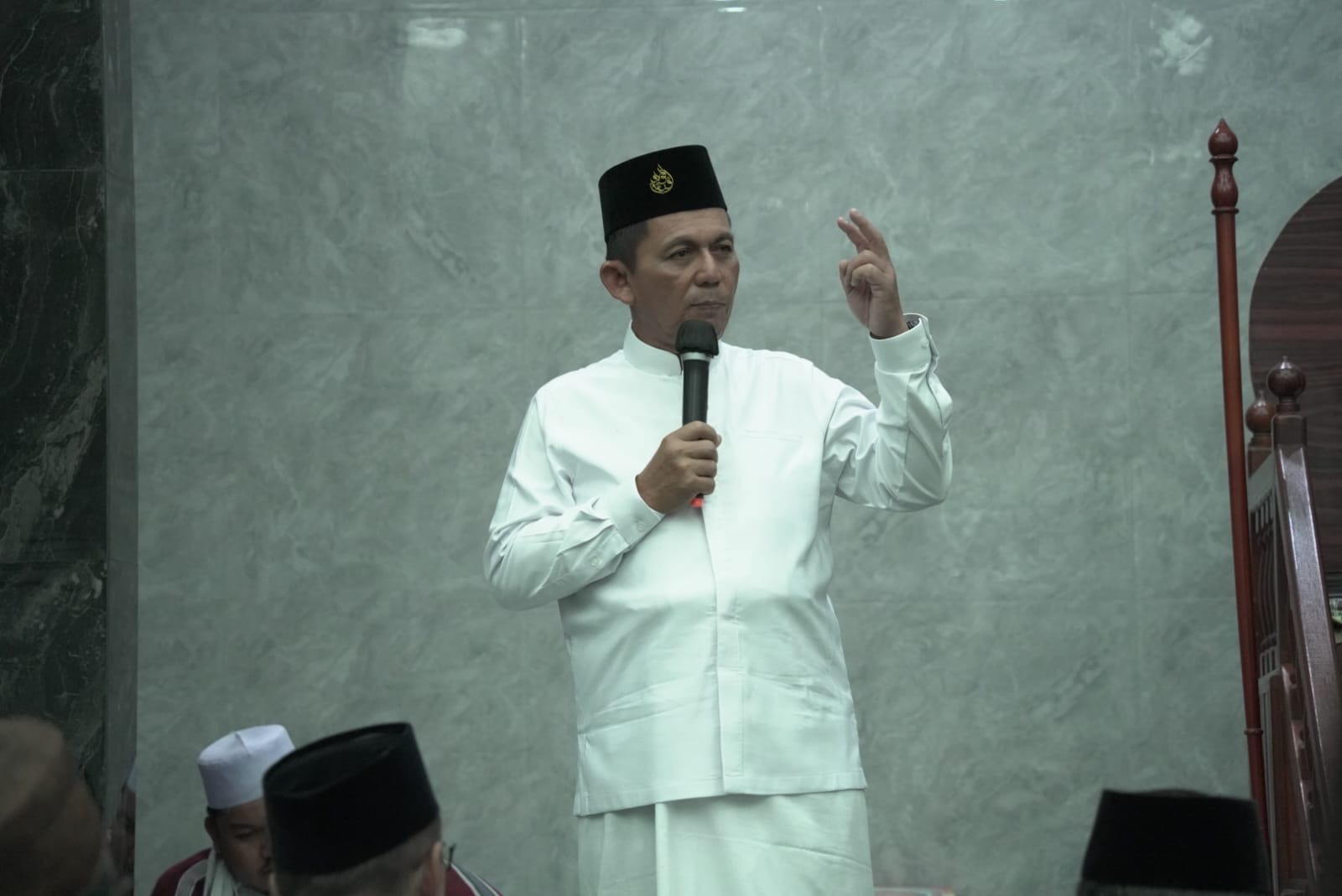 Gubernur Ansar dan Wagub Nyanyang Safari Ramadan di Lingga, Serahkan Bantuan CSR Rp15 Juta untuk Dua Masjid